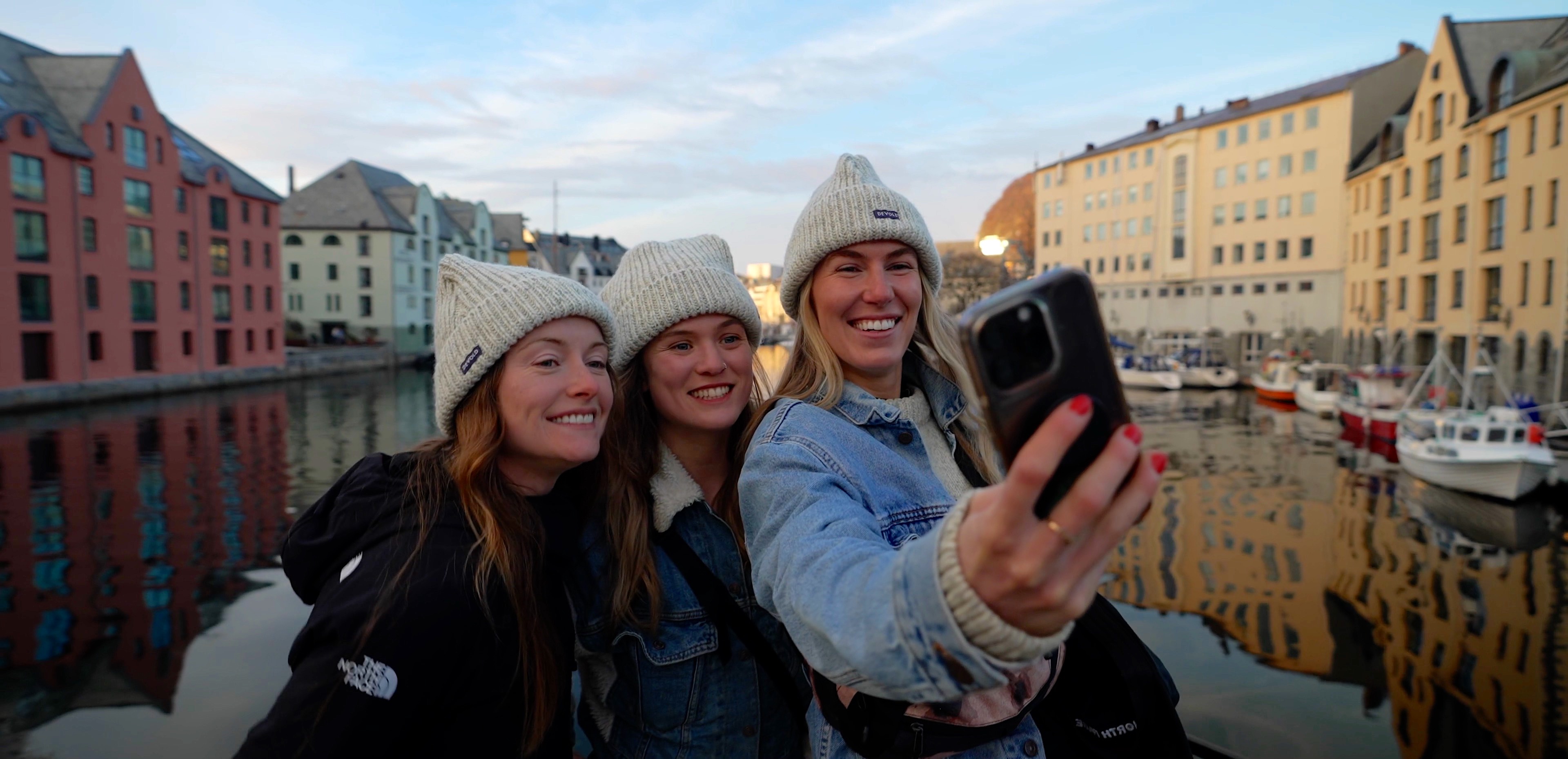 Janelle Yip, Emily Childs und Tonje Kvivik sind: The Blondes